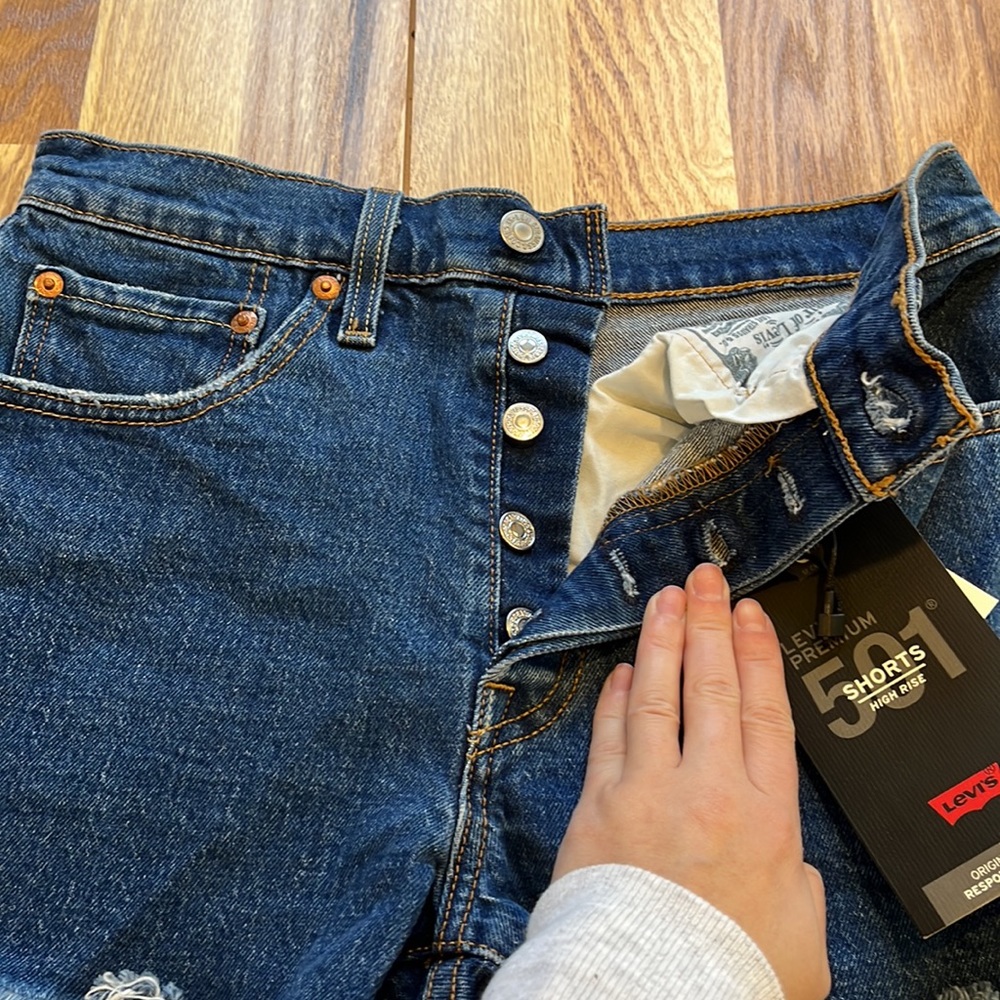 NWT Womens Levi’s 501 Jean shorts. Size 26. - Picture 2 of 4
